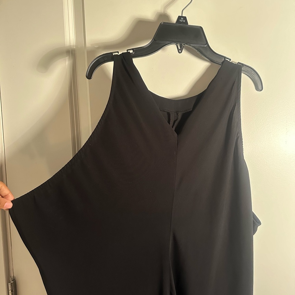 Elegant Black Sleeveless Blouse - Picture 4 of 5